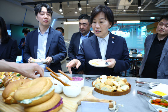 송미령 농림축산식품부 장관이 지난달 16일 서울 성동구 신세계푸드 연구소를 방문해 가루쌀로 만든 우유, 치즈, 크림, 베이커리류 등을 둘러보고 있다. (사진=연합뉴스)