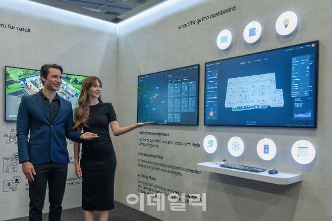 미국 라스베이거스에서 열리는 북미 최대 디스플레이 전시회인 ‘인포콤(Infocomm) 2024’ 에서 삼성전자 모델이 B2B용 통합 연결 플랫폼인 ‘스마트싱스 프로’ 솔루션을 소개하고  있다.(사진=삼성전자)