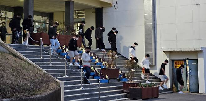 12일 오전 전북 부안군에서 4.8 규모의 지진이 발생하자 인접 지역에 있는 군산기계공업고등학교에서 학생들이 건물을 빠져나오고 있다.(사진=연합뉴스)