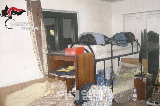 아르마니 명품백이 만들어진 이탈리아 북부 밀라노 인근의 중국 공장의 주방 시설(사진=연합뉴스)