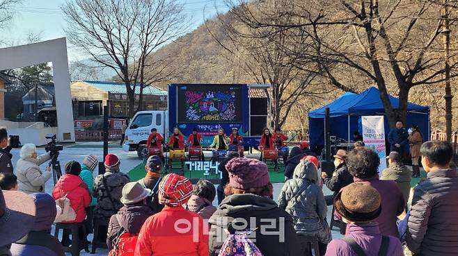 지난해 진행된 경기아트센터의 ‘거리로 나온 예술’ 공연 장면.(사진=경기아트센터)