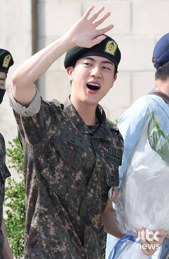 그룹 방탄소년단(BTS) 진이 12일 오전 육군 현역으로 군 복무를 마치고 만기 전역했다. 이날 멤버 RM, 제이홉, 지민, 뷔, 정국이 부대를 찾아 전역을 축하했다. 박세완 엔터뉴스팀 기자 park.sewan@jtbc.co.kr (콘텐트비즈니스본부)