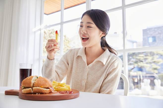 만성 불면증으로 고통받는 사람들은 더 많은 양의 초가공식품을 섭취하는 경향이 있었다. [사진= 게티이미지뱅크]