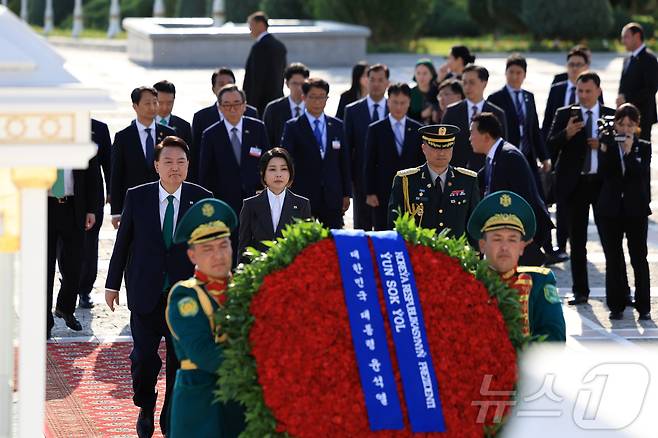 윤석열 대통령과 김건희 여사가 10일 오후(현지시간) 투르크메니스탄 아시가바트 독립기념탑에 헌화하고 있다. (대통령실 제공) 2024.6.11/뉴스1 ⓒ News1 송원영 기자