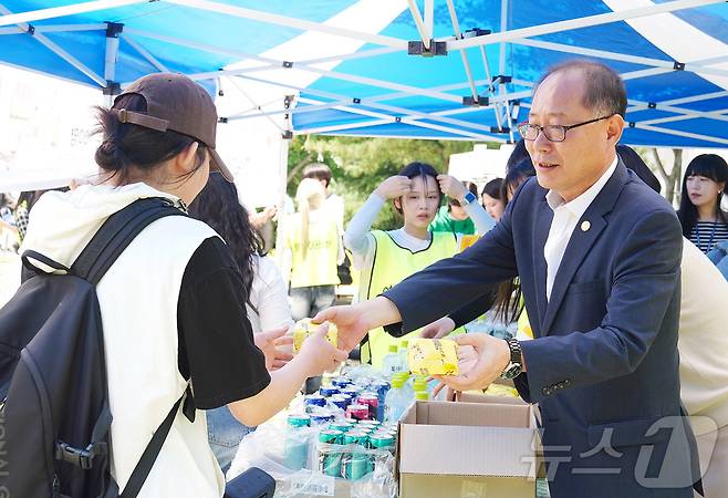 이재용 영남이공대 총장이 기말고사를 앞둔 학생들을 응원하며 간식을 나눠주고 있다. (영남이공대 제공)