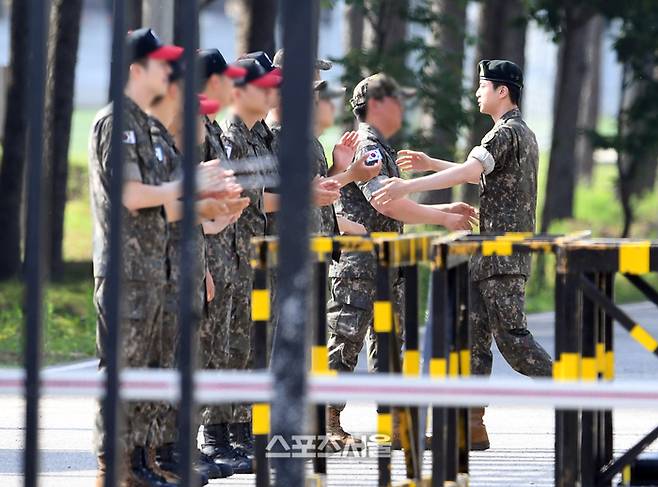 BTS(방탄소년단) 진(오른쪽)이 12일 경기도 연천 모 사단 신병교육대에서 전역을 하고 위병소를 나오면서 전우들과 포옹을 하고 있다.2024. 6. 12. 연천 | 박진업 기자 upandup@sportsseoul.com