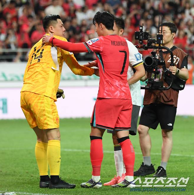 11일 서울월드컵경기장에서 열린 2026 FIFA 북중미 월드컵 2차 예선 대한민국과 중국의 경기. 승리한 대한민국 손흥민이 중국 골키퍼 왕다레이와 인사를 나누고 있다. 상암=박재만 기자 pjm@sportschosun.com/2024.06.11/