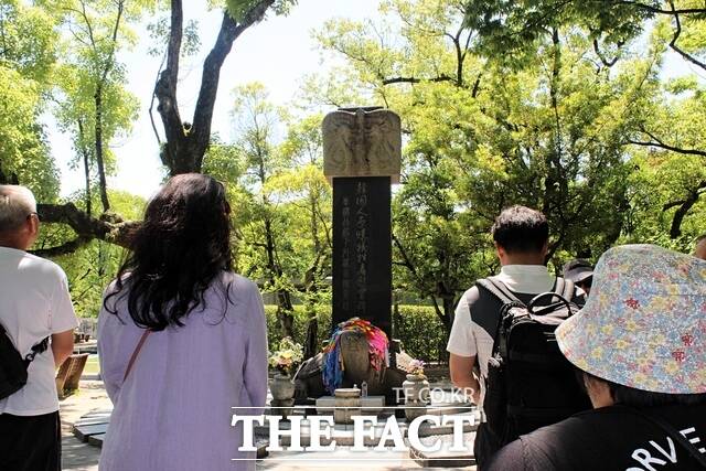 히로시마 평화기념공원 한 켠에 세워진 한국·조선인 원폭 희생자 위령비가 있다. 사진은 위령비에 참배하고 있는 평통사 회원들. / 히로시마 = 나윤상 기자