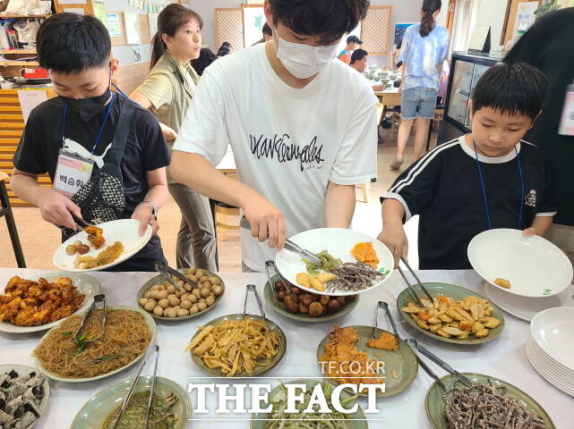 무등산 평촌마을 도자기 체험 장면. /계룡산 국립공원