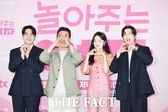 배우 엄태구와 김영환 감독, 배우 한선화, 권율(왼쪽부터)이 12일 오후 서울 구로구 라마다 신도림 호텔에서 열린 JTBC 새 수목 드라마 '놀아주는 여자' 제작발표회에 참석해 포즈를 취하고 있다. /장윤석 기자