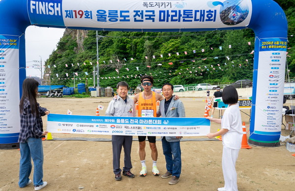 남한권(좌측 첫번째) 울릉군수 풀코스 우승한 이경섭(가운데) 선수와 기념촬영 모습(사진제공=울릉군청)