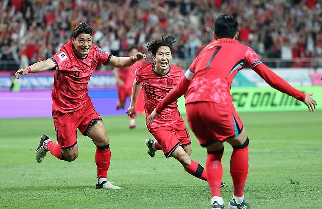 11일 오후 서울 마포구 상암동 서울월드컵경기장에서 열린 2026 북중미 월드컵 아시아 2차 예선 조별리그 C조 6차전 대한민국과 중국의 경기 후반전, 대한민국 이강인이 선취골을 넣은 뒤 환호하고 있다./뉴스1