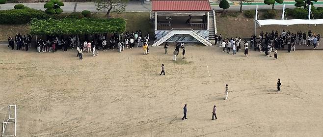 12일 오전 전북 부안군에서 4.8 규모의 지진이 발생하자 부안 모 고등학교에서 학생들이 교실을 빠져나와 운동장에 모여 있다. /연합뉴스