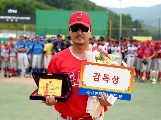 대회 감독상을 수상한 세종시유소년야구단 장재혁 감독. 대한유소년야구연맹 제공