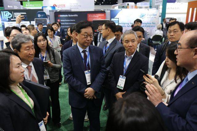 왕윤종 국가안보실 3차장이 4일(현지시간) 미국 샌디에이고에서 열린 바이오 인터내셔널 컨벤션(바이오USA) 행사장의 한국관을 찾아 설명을 듣고 있다. ⓒ2024 바이오 USA 공동 취재단