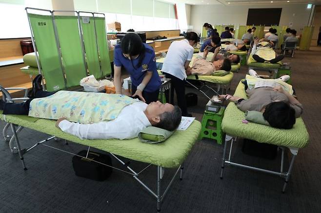 NH투자증권 윤병운 사장(왼쪽)과 임직원들이 12일 서울 여의도 파크원 NH금융타워 4층 그랜드 홀에서 헌혈하고 있다. ⓒNH투자증권