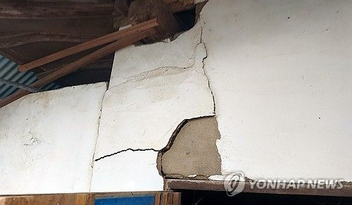 12일 오전 전북 부안군에서 발생한 4.8 규모 지진으로 보안면에 있는 한 창고 벽면이 깨져 있다. ⓒ전북소방본부 제공