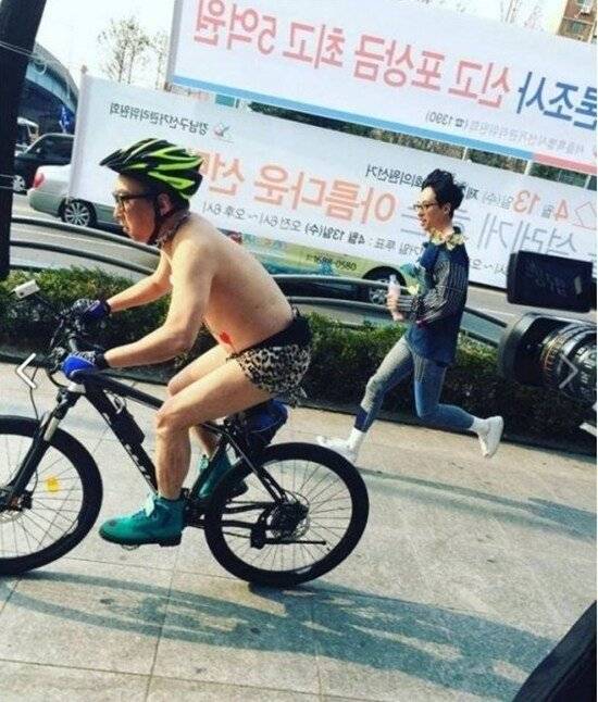길에 팬티만 입고 자전거 타는 미친사람이 있어요.JPG