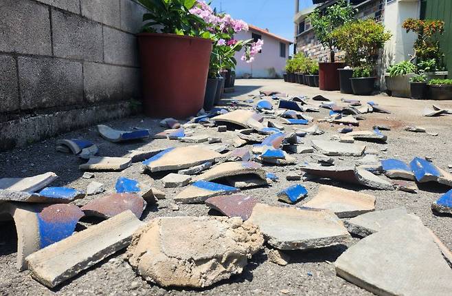 4.8 규모의 지진이 발생한 12일 전북자치도 부안군 계화면 한 주택가 골목에 기왓장이 떨어져 깨져있다. 뉴스1