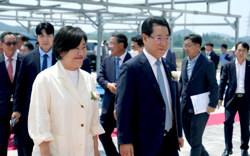 ‘첨단 무인자동화 농업생산 시범단지 조성 준공식’이 12일 나주 반남면에서 열린 가운데 김영록 전남도지사가 송미령 농식품부 장관과 행사장에 입장하고 있다.