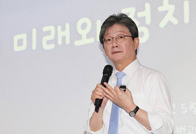 국민의힘 유승민 전 의원이 5월2일 오후 인천 연수구 인천대 교수회관에서 ‘청년의 미래와 정치’를 주제로 특강을 하고 있다. 연합뉴스