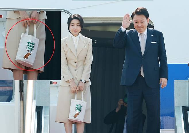 윤석열 대통령과 부인 김건희 여사가 10일 경기 성남 서울공항에서 투르크메니스탄, 우즈베키스탄, 카자흐스탄 등 중앙아시아 3개국 방문차 출국하며 전용기인 공군 1호기에 올라 인사하고 있다. 윤운식 선임기자 yws@hani.co.kr