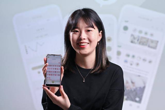 윤정현 블루시그넘 대표가 서울 세종대로 한국일보사에서 인터뷰를 하며 감정을 관리할 수 있는 앱 '하루콩'에 대해 설명하고 있다. 신용주 인턴기자