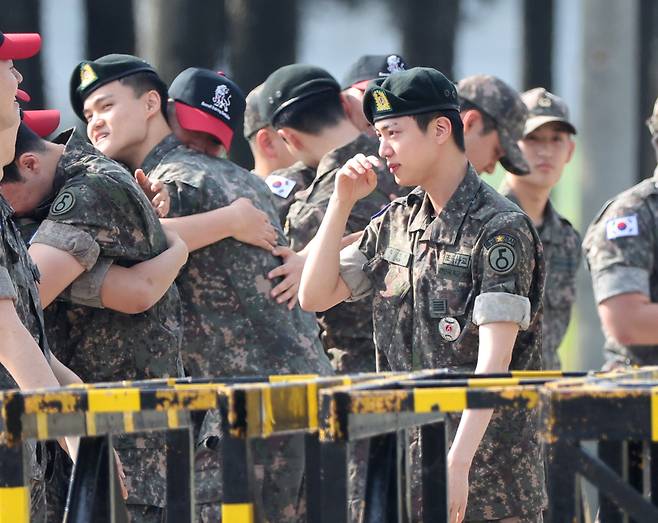 그룹 방탄소년단 멤버 진(김석진)이 12일 오전 군복무를 마치고 만기 전역했다. 경기도 연천군 5사단 신병교육대에서 전역을 하는 진이 부대정문을 나서며 부대원들과 작별인사를 하다 울컥하고 있다. 연천=김민규 기자 mgkim1@edaily.co.kr /2024.06.12/