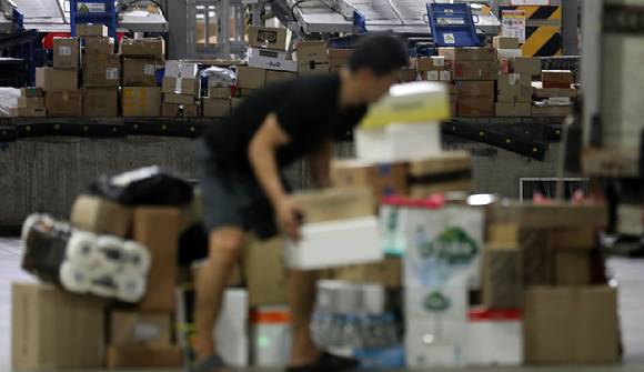 배송기사가 물건을 정리하는 모습. [사진=뉴시스]