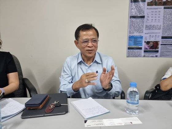 캄보디아 보건부 히로 콜 국장이 인터뷰에 응하고 있다. 프놈펜=신성식 기자