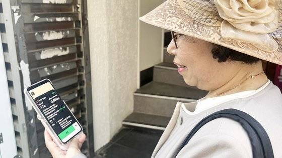 시니어 N잡러인 최승희씨가 휴대폰을 보고 있다. N잡러는 스마트폰을 능숙하게 사용하고 자신이 원하는 여러가지 직업에 종사하는 게 특징이다. 사진 서울시