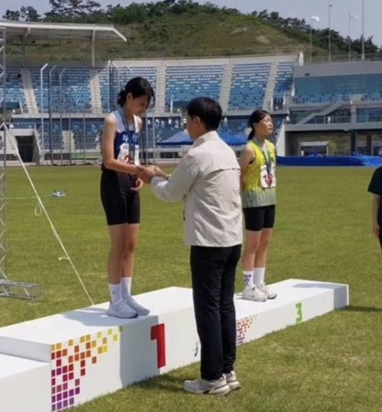 부산 연산초등학교 6학년 정예림양이 지난달 말 열린 전국소년체육대회 높이뛰기에서 금메달을 따 수상하고 있다. 사진 정예림