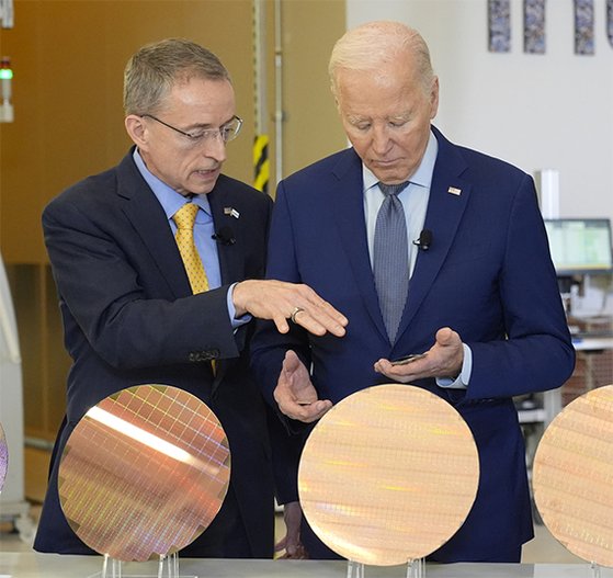 조 바이든 대통령(오른쪽)이 지난 3월 미국 애리조나 챈들러에 위치한 인텔 캠퍼스에서 팻 겔싱어 인텔 최고경영자(CEO)의 설명을 듣고 있다. AP=연합뉴스