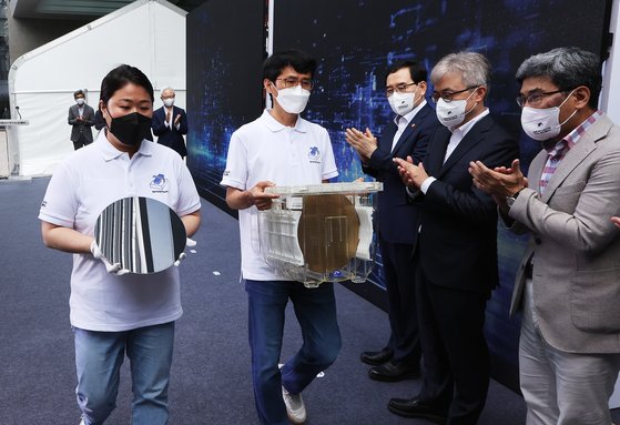 2022년 7월 경기 화성시 삼성전자 화성캠퍼스에서 열린 '세계 최초 GAA 기반 3나노 양산 출하식'에서 관계자들이 웨이퍼를 트럭으로 옮기고 있다. 연합뉴스