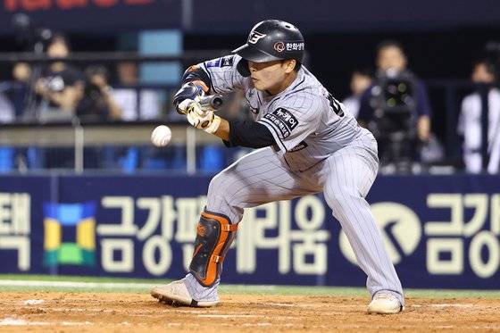 한화 문현빈이 12일 잠실 두산전에서 9회 기습적인 스퀴즈 번트로 결승 타점을 올리고 있다. 연합뉴스