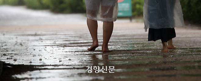 서울 성동구 서울숲을 찾은 시민들이 맨발로 산책하고 있다. 권도현 기자