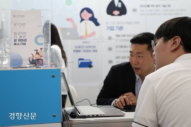 12일 경기 고양시 킨텍스에서 열린 대한민국 고졸 인재 채용 박람회를 찾은 학생이 기업 설명을 듣고있다.