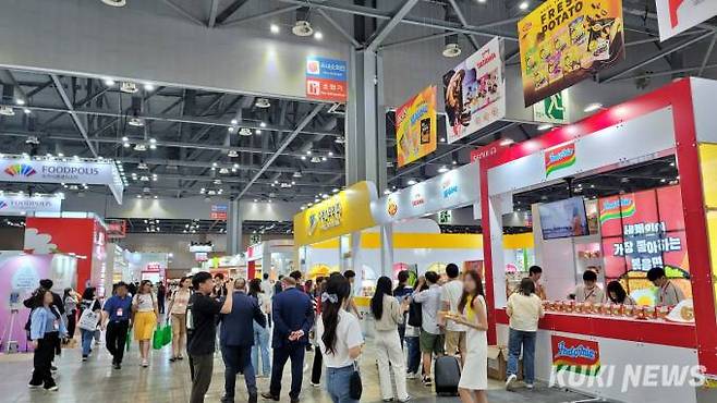 11일 경기 고양시 일산 킨텍스에서 열린 2024서울국제식품산업대전에서 방문객들이 부스를 둘러보고 있다. 사진=김건주 기자