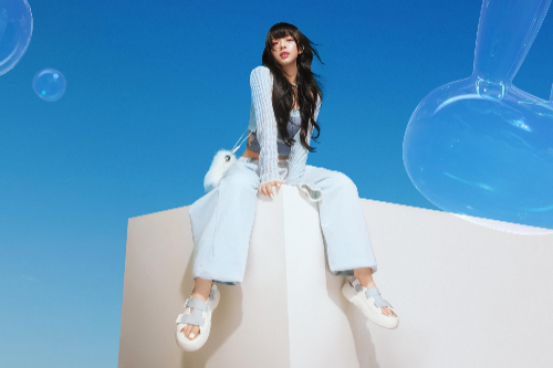 어그 뉴진스 하니 24SS 컬렉션 화보 [사진=신세계인터내셔날]