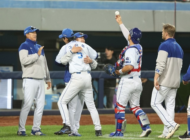 박진만 감독과 구자욱. 사진=삼성 제공