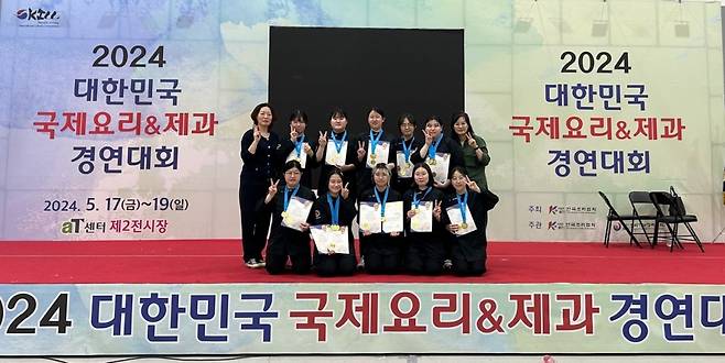 '2024 대한민국 국제요리&제과 경연대회'에 참가해 전원 입상한 수원여대 호텔외식조리과 학생들./사진제공=수원여대