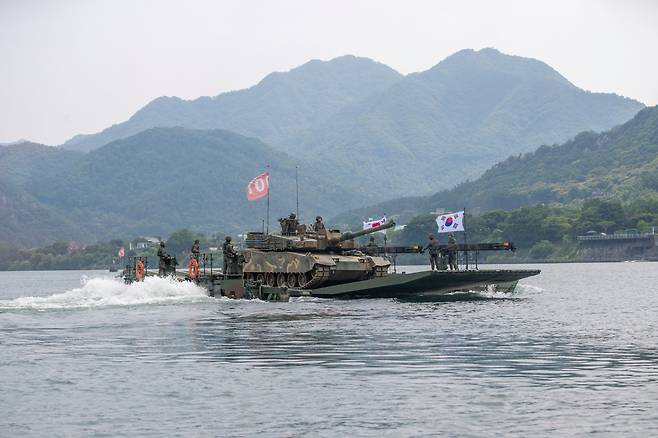 육군은 12일 자주도하장비 수룡 전력화행사를 하고 7기동군단에 첫 배치했다.[육군 제공]