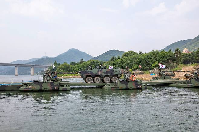 육군은 12일 자주도하장비 수룡 전력화행사를 하고 7기동군단에 첫 배치했다.[육군 제공]