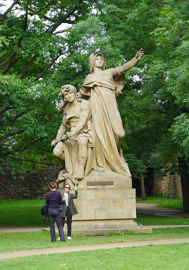 프라하 남동부 비셰흐라드 구역에 있는 리부셰 공주 부부의 동상. ‘소소한 클래식’이라는 채널을 운영하는 피아니스트 김윤경 교수가 프라하 건설, 리부셰 오페라(스메타나)에 대해 시청자들에게 설명하고 있다.