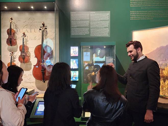 공주가 시집간 왕가의 후예 로비코비츠 가문의 종손이 한국인 탐방객에게 음악 유산을 설명하고 있다.