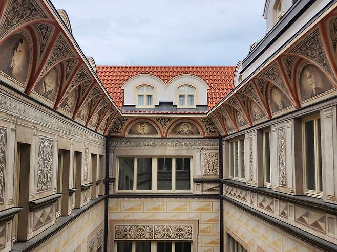 아리아 호텔 꼭대기에 그려진, 체코와 인연 맺은 음악가들의 초상화