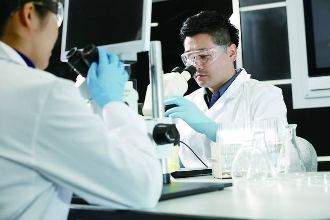 금호석유화학 중앙연구소 연구진들이 연구하고 있는 모습 [금호석화 제공]