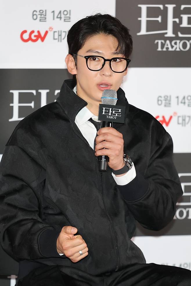 배우 김진영(덱스)이 12일 서울 용산구 CGV 용산점에서 열린 영화 '타로' 간담회에서 인사말을 하고 있다. [연합]