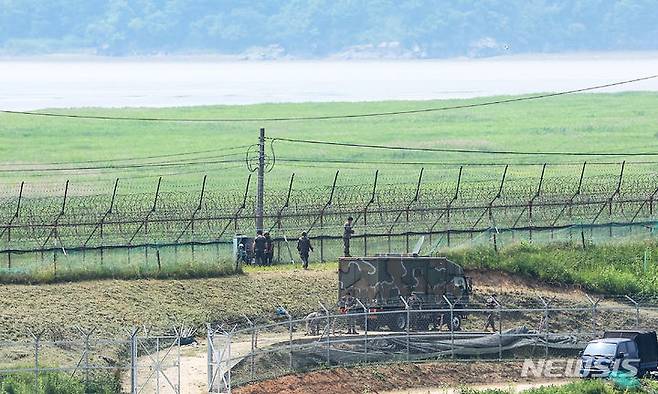 [파주=뉴시스] 김근수 기자 = 정부가 북한의 대남 오물 풍선 재살포에 대응하기 위해 대북 확성기를 설치하고 방송을 실시한 가운데 10일 경기 파주시 접경지역에서 군인들이 이동형 대북 확성기를 점검하고 있다. 2024.06.10. ks@newsis.com
