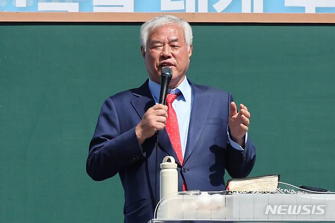 [서울=뉴시스] 권창회 기자 = 전광훈 사랑제일교회 목사가 지난 3월31일 오전 서울 종로구 광화문네거리 인근에서 열린 전국주일연합예배에서 발언하고 있다. 2024.03.31. kch0523@newsis.com